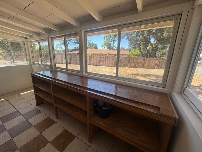 Building Photo - 3 Bedroom, 2 Bath Home for Lease