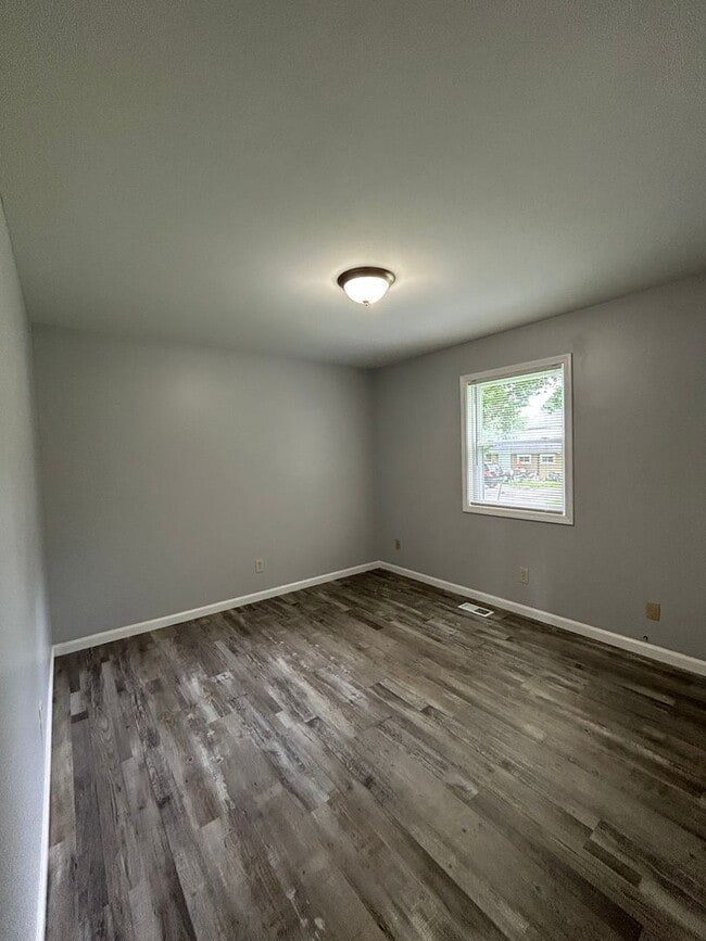 Building Photo - Remodeled 2 Bedroom Duplex