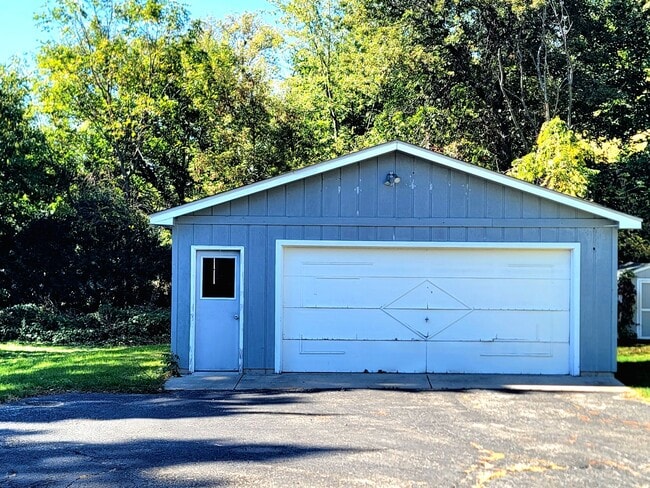 Building Photo - 72 Pine Ct