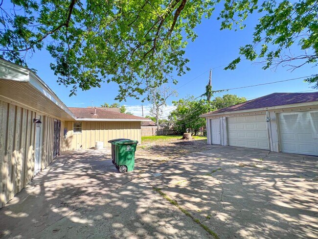 Building Photo - 2815 Monticello Dr