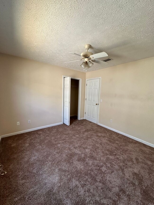 Building Photo - 3 Bed 2 Bath located in the Palm Cove Gated Community!