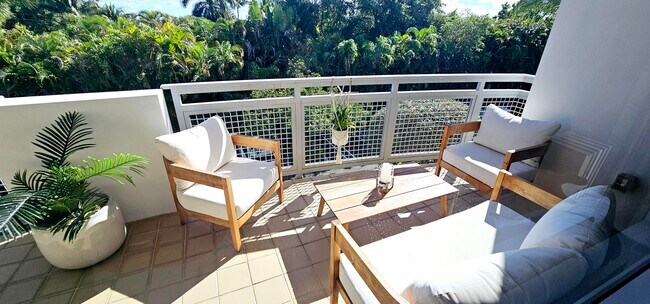 Building Photo - 365 SE 6th Ave