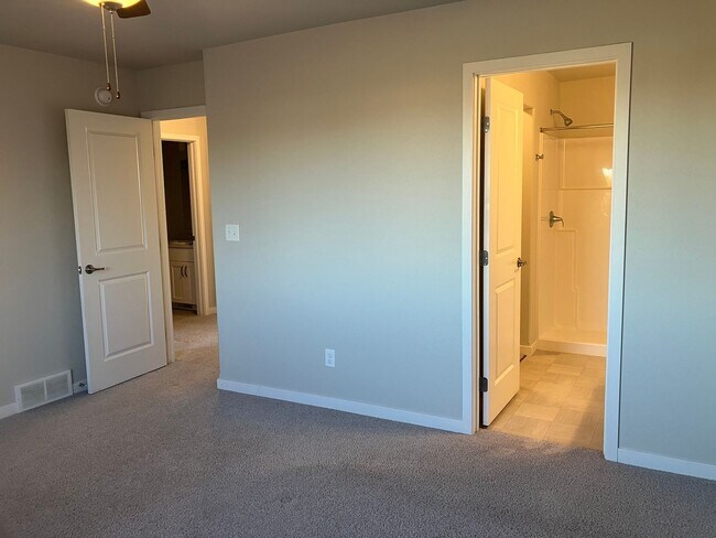 Building Photo - 3 Bed 3 Bath Twin Home