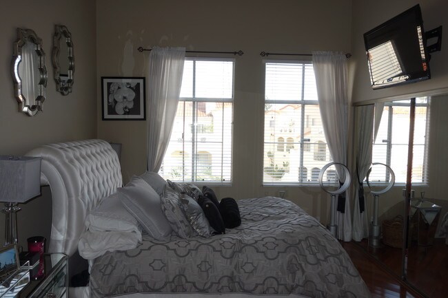 Very tall ceilings and windows - 5500 Torrance Blvd