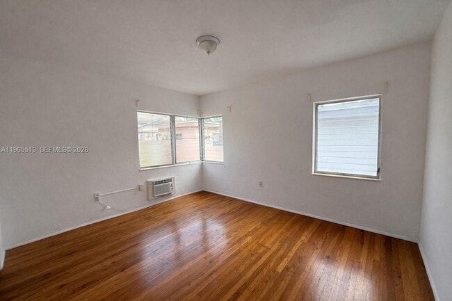 Building Photo - 945 Bay Dr