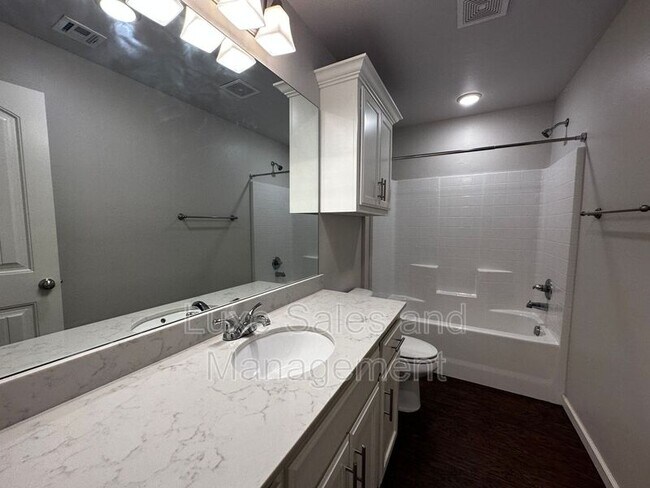 Building Photo - 11416 N Lincoln Blvd