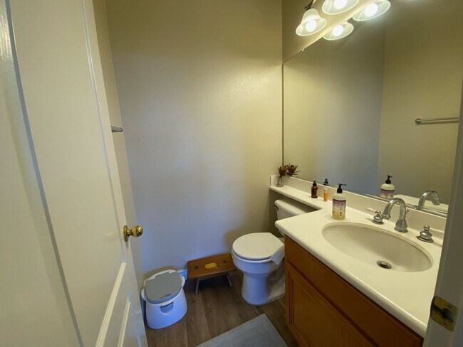 Building Photo - *Move In Special* Great 2 Story 3 bed 2.5 bath near Guajome Lake in Oceanside
