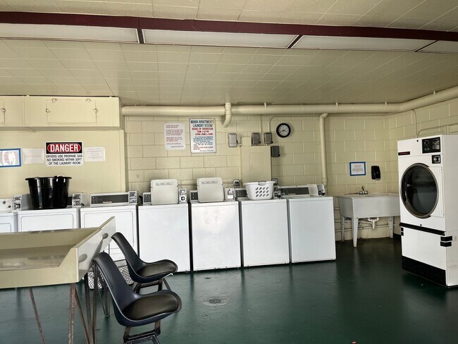 Building Photo - Nahoa Apartments - 2 bedrooms, 1 bath unit...