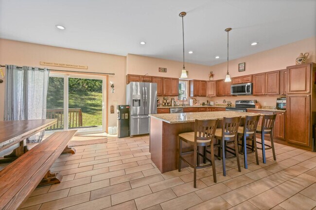 Building Photo - 1724 Calhoun Hill Rd