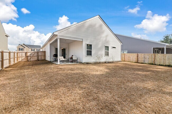 Building Photo - Modern Moncks Corner Home!