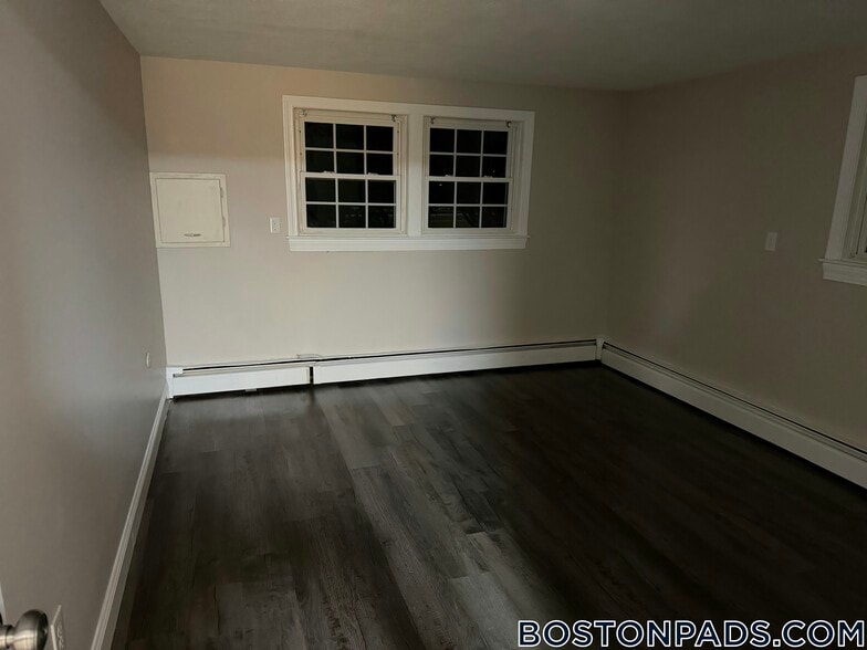 Building Photo - 887 Varnum Ave