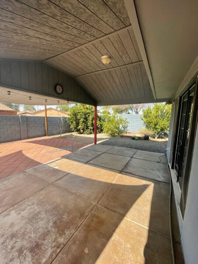 Building Photo - Charming 3 Bedroom Home | Oversized Backyard on Corner Lot