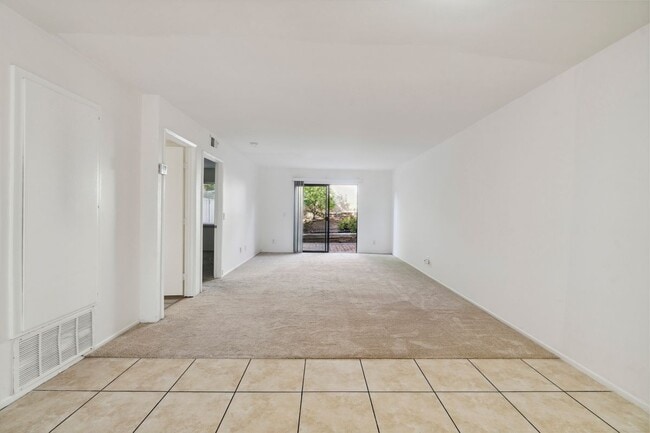 Building Photo - 1745 Los Feliz Dr