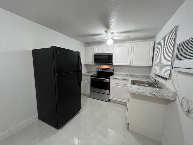 Building Photo - 1300 NE 47th Ct