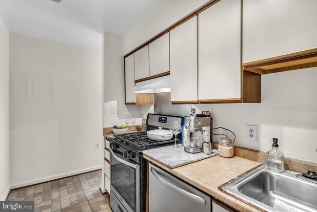 Building Photo - 3040 Pineview Ct NE