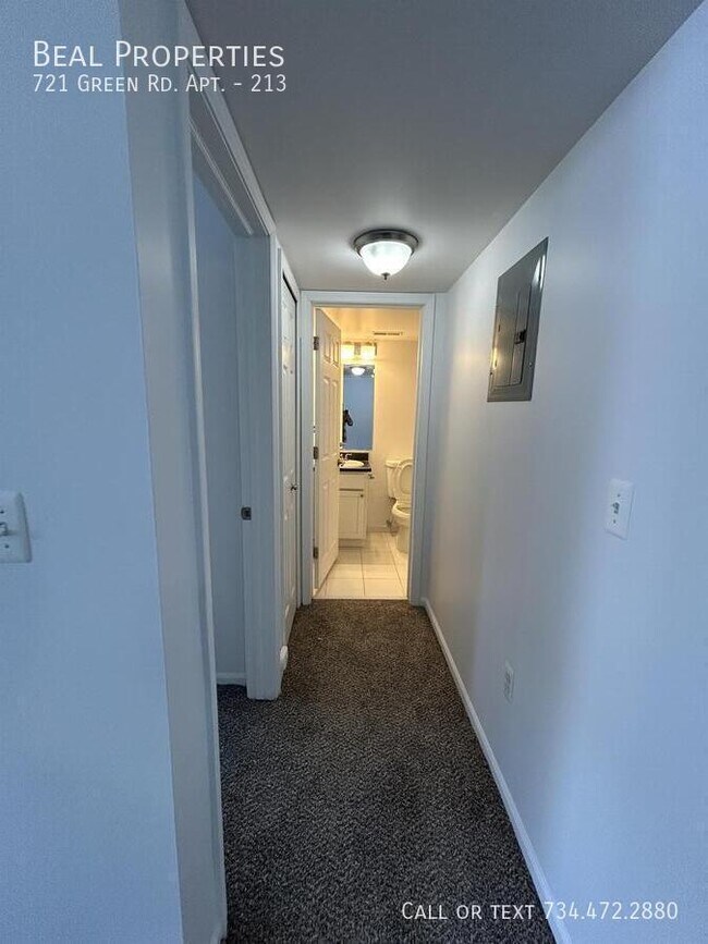 Building Photo - 721 Green Rd