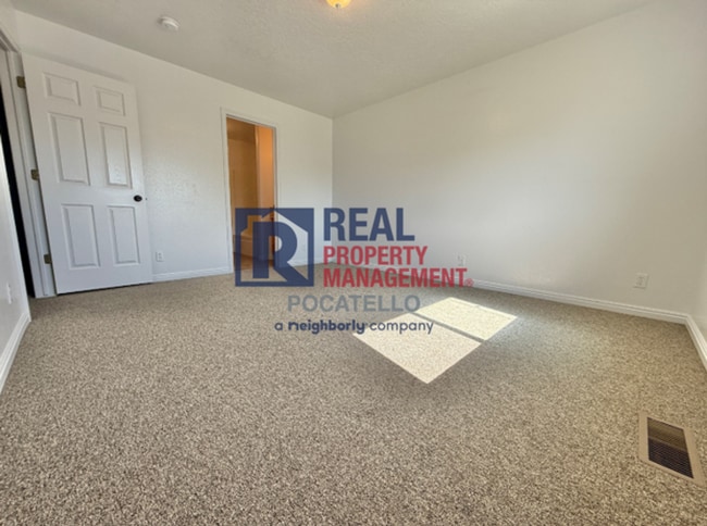 Building Photo - 5 Bedroom 3.5 Bath Duplex - 2 car garage