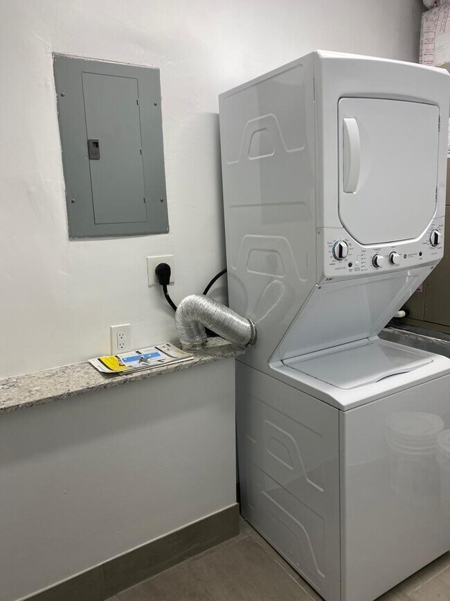 Building Photo - 1218 S B St