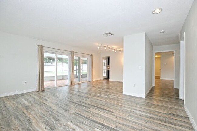 Building Photo - Gorgeous 4/2 Pool Home with a Covered Patio and a Large Fenced Backyard Located in Dr. Phillip's ...