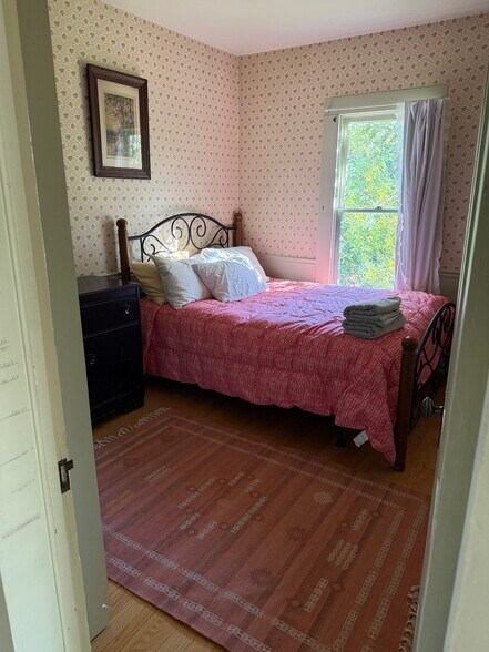 Building Photo - 104 S 1st St