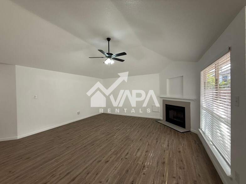 Building Photo - 5215 Fountain Lake Dr