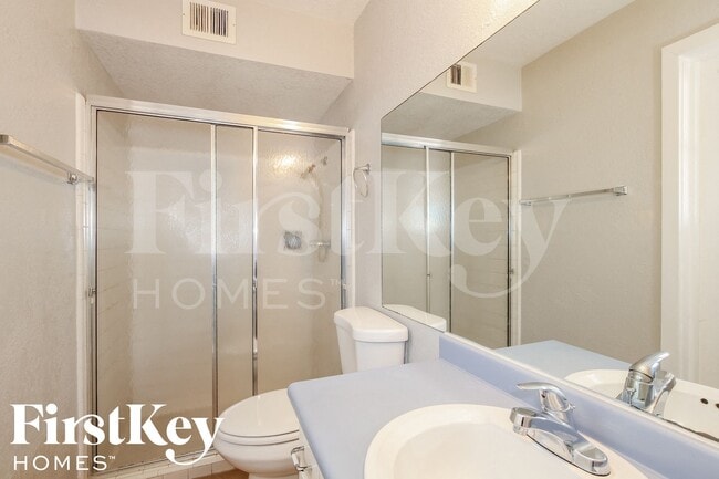 Building Photo - 2324 E Paradise Dr