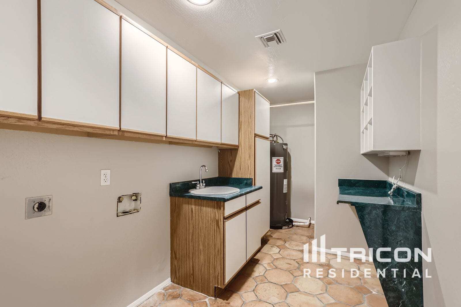 Building Photo - 4809 W Cochise Dr