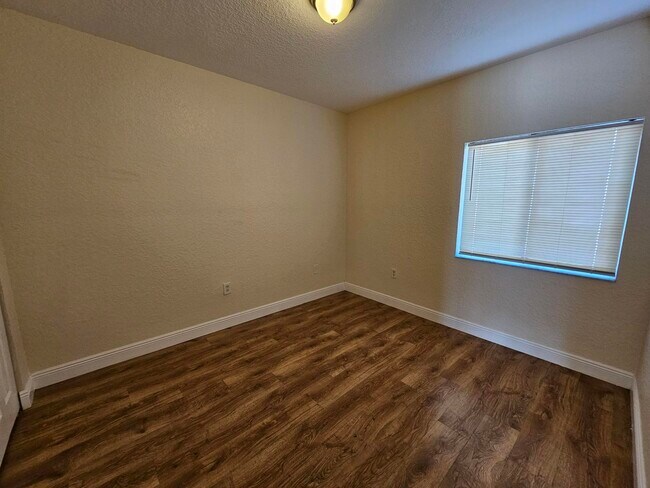 Building Photo - 1055 Golden Lakes Blvd