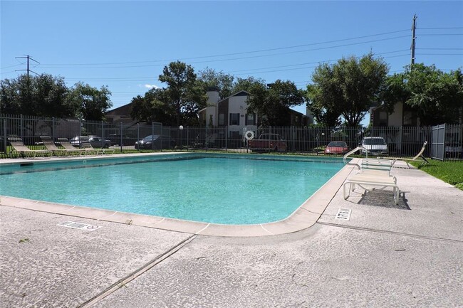 Nice swimming pool! Enjoying it in hot summer - 3900 Woodchase Dr