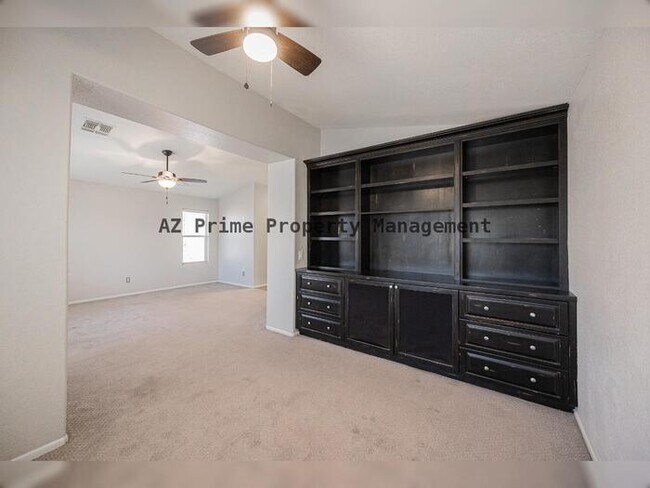 Building Photo - 873 W Tremaine Ave