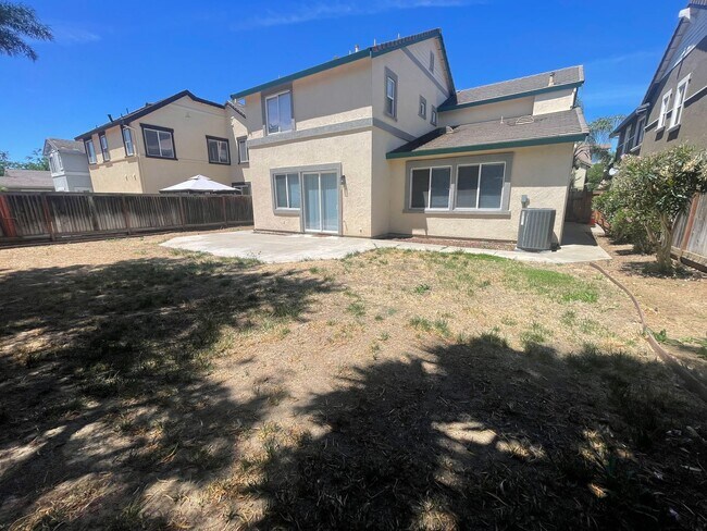 Building Photo - Beautiful 4 Bedroom Close to Downtown Brentwood!