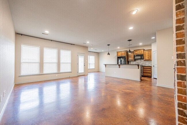 Building Photo - 3 bed 2 bath home with 2 car garage!