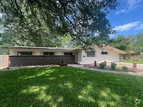 Building Photo - 2464 Kensington Dr
