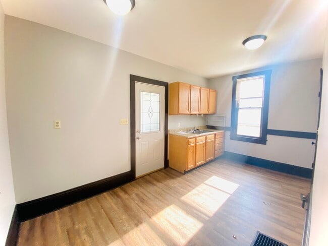 Building Photo - 140 Milan St S