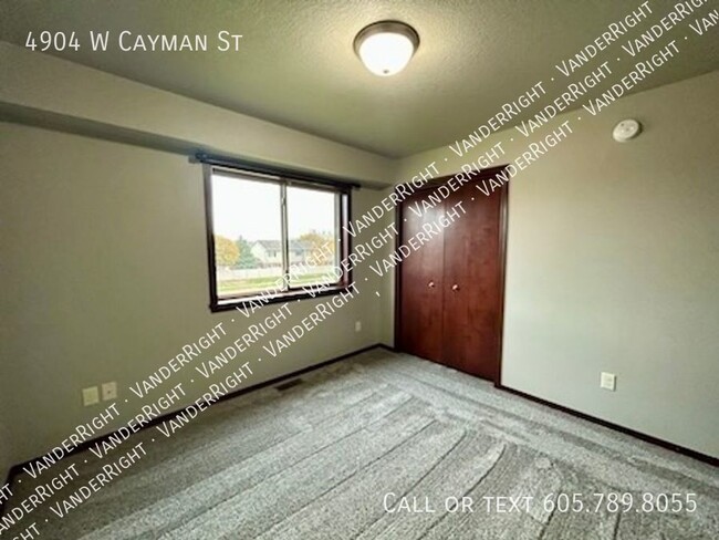 Building Photo - 4904 W Cayman St