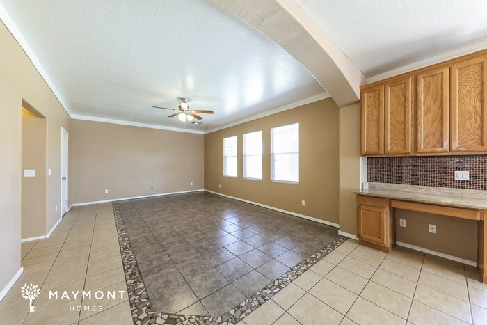 Building Photo - 15066 W Bloomfield Rd