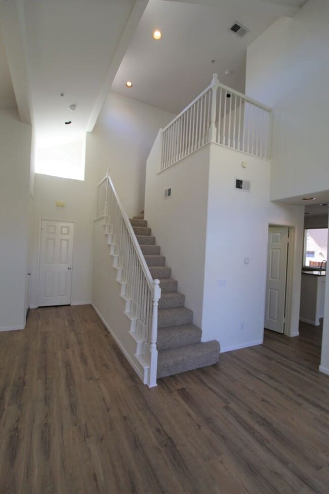 Building Photo - Large Ventura Home with Community Pool
