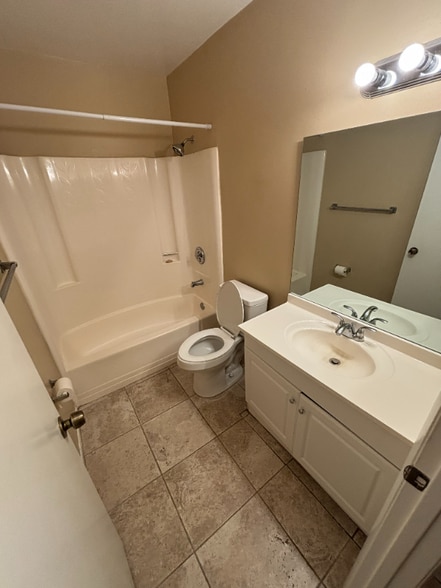 Building Photo - 3999 NW Cinnamon Tree Cir