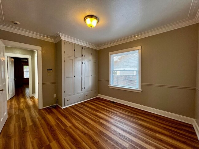 Building Photo - 604 S 12th Ave