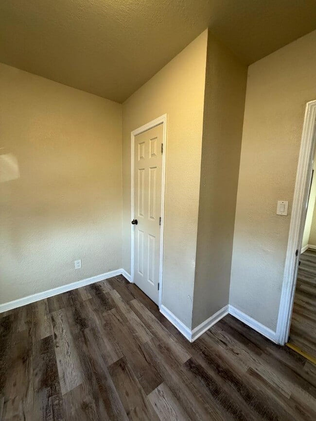 Building Photo - 661 Clara St