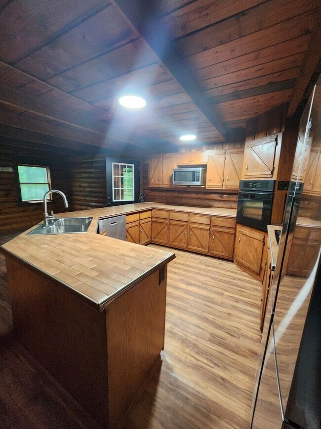 Lakefront 3 bedroom home for rent at the Lake 3075 Twin Rivers Point