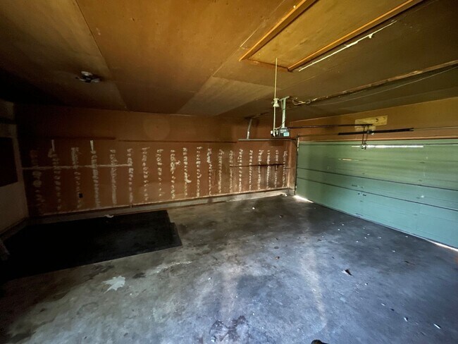 Building Photo - Three Bedroom Single Family Home in the Co...