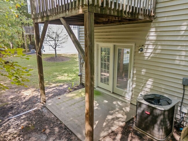 Building Photo - Spacious 3-Story End-Unit Townhome Near RTP