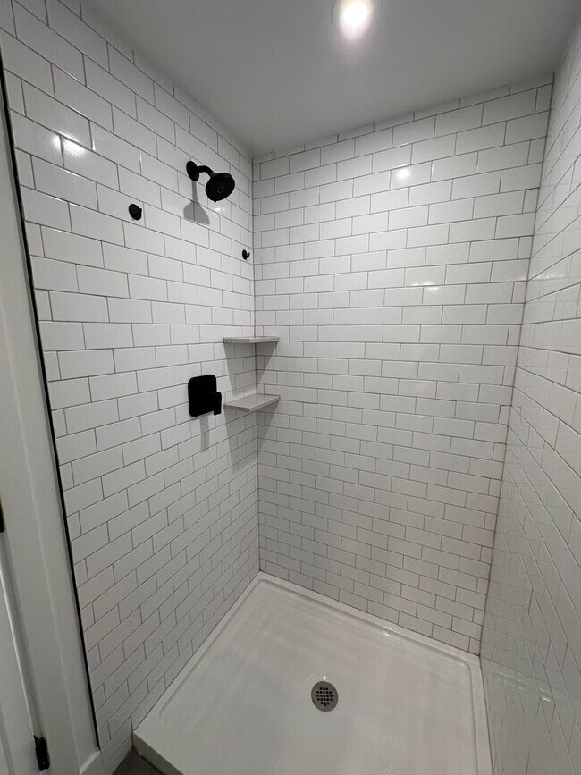 Building Photo - Recently Constructed, Modern 3 Bed / 3 Bath Bi Level Apartment Near Temple — Private Rooftop + Ba...