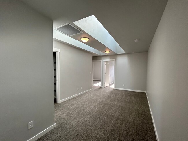 Building Photo - Modern 3 Bed, 2.5 Bath Townhouse for Rent!