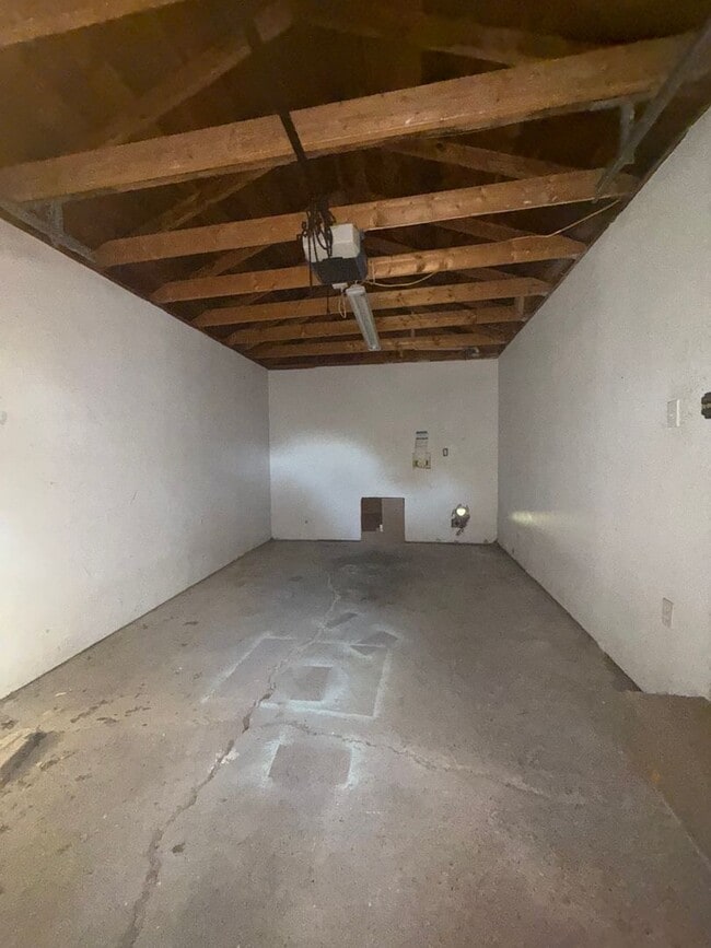 Building Photo - Cozy 3 Bedroom Family Home