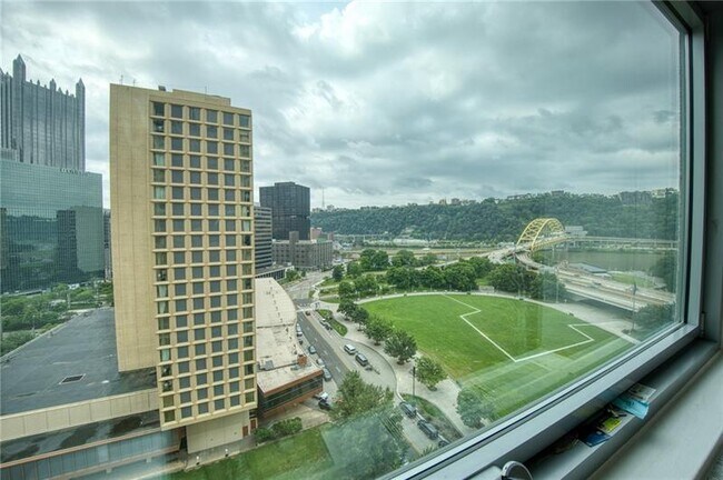 Building Photo - 320 Fort Duquesne Blvd