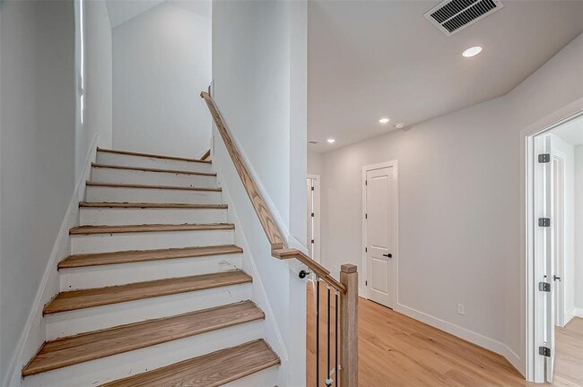 Building Photo - 1222 W 24th St