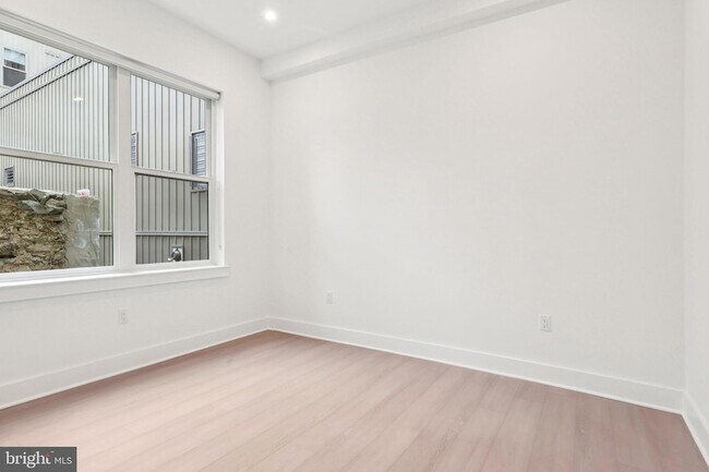 Building Photo - 30 W Allens Ln