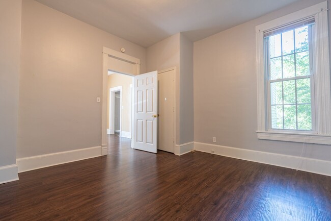 Building Photo - BEAUTIFUL Apartment in Downtown Suffolk!